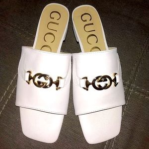 Gucci womens Zumi leather slide sandal.Interlocking G. White leather 2.5 cm heel